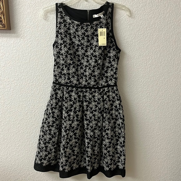 Max Studio Dresses & Skirts - Max Studio black and white embroidered sleeveless dress size Medium